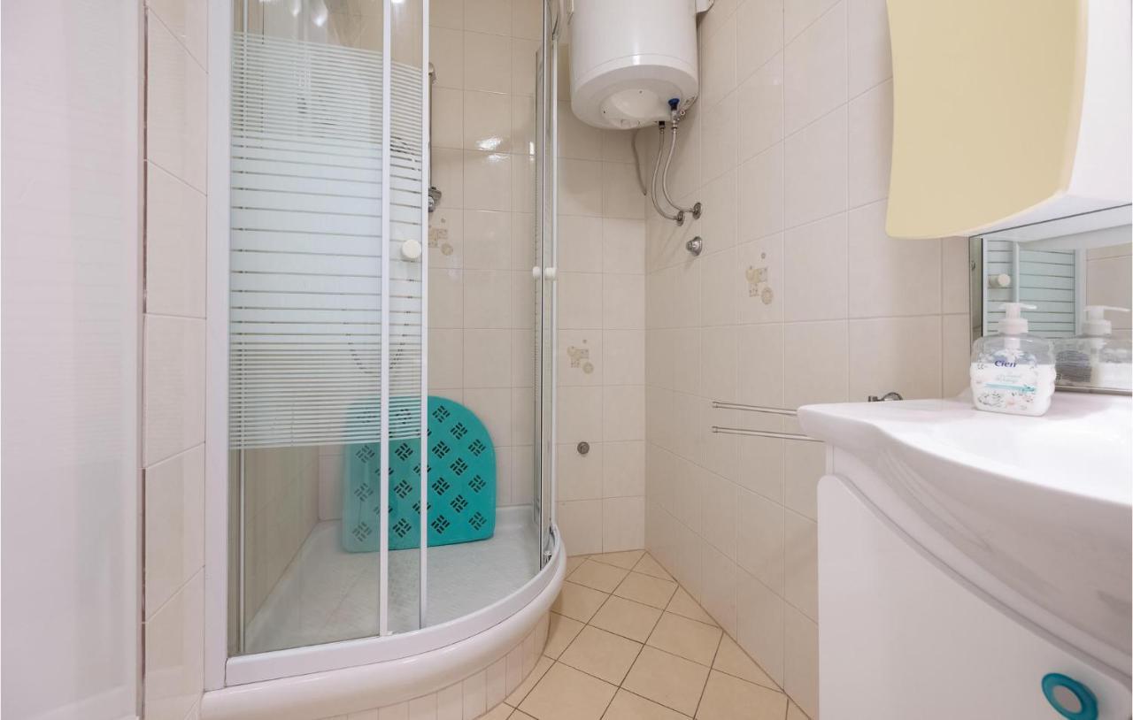 1 Bedroom Amazing Apartment In Peruski Екстер'єр фото