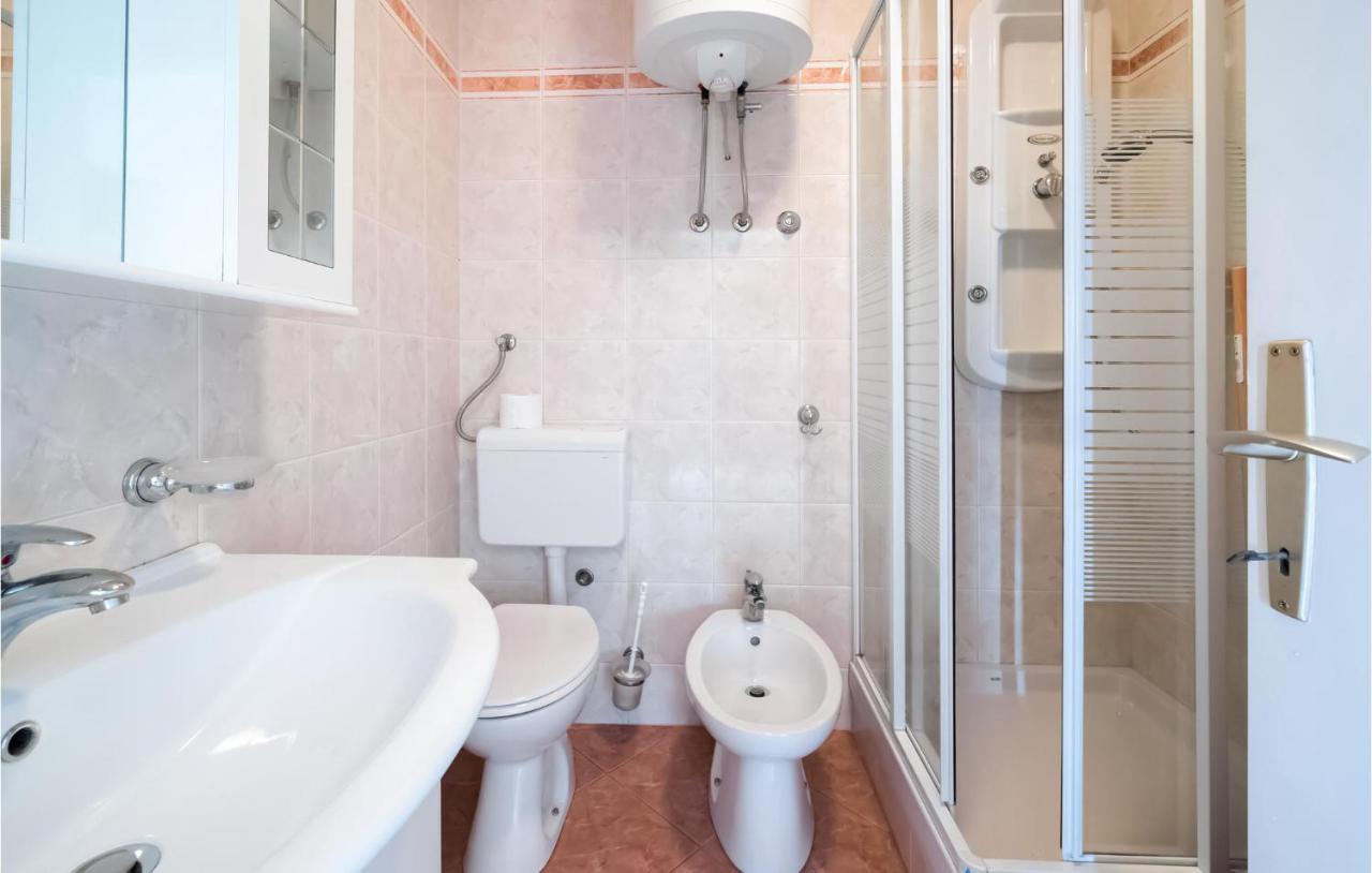 1 Bedroom Amazing Apartment In Peruski Екстер'єр фото