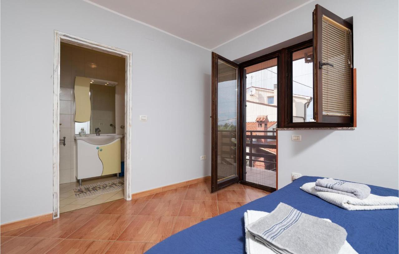 1 Bedroom Amazing Apartment In Peruski Екстер'єр фото