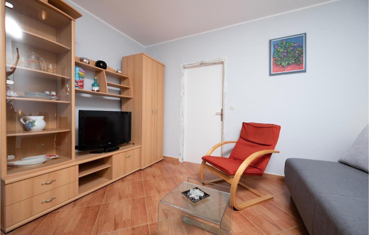 1 Bedroom Amazing Apartment In Peruski Екстер'єр фото