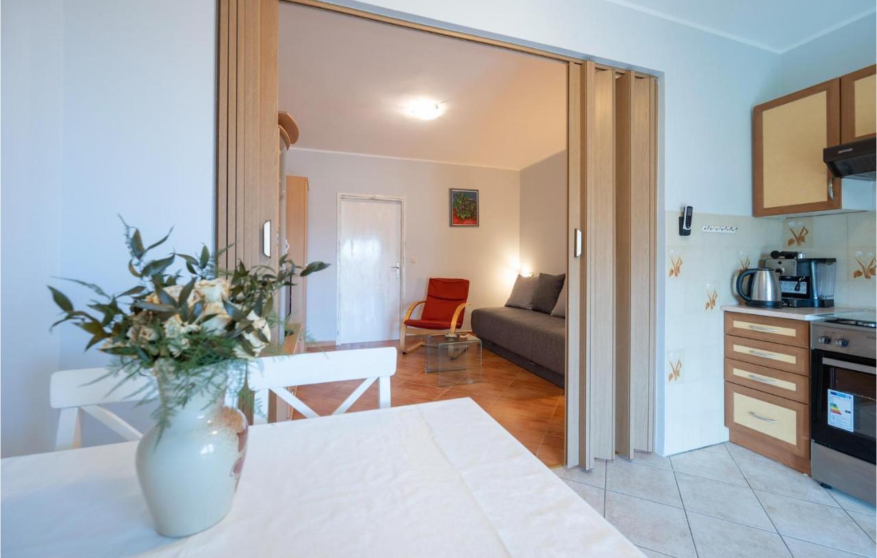 1 Bedroom Amazing Apartment In Peruski Екстер'єр фото