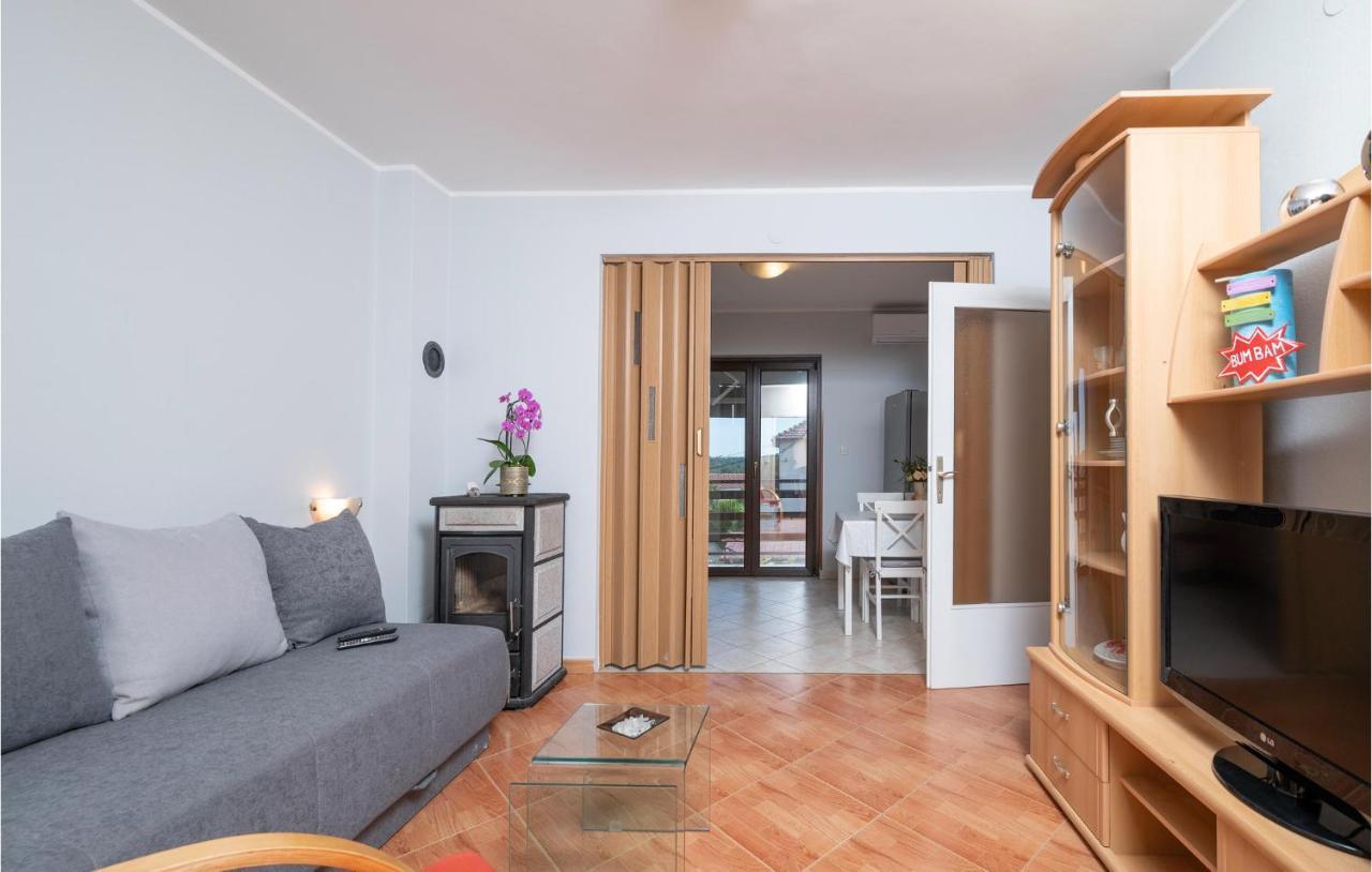 1 Bedroom Amazing Apartment In Peruski Екстер'єр фото