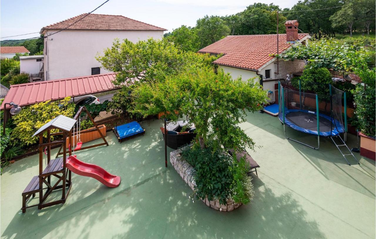 1 Bedroom Amazing Apartment In Peruski Екстер'єр фото