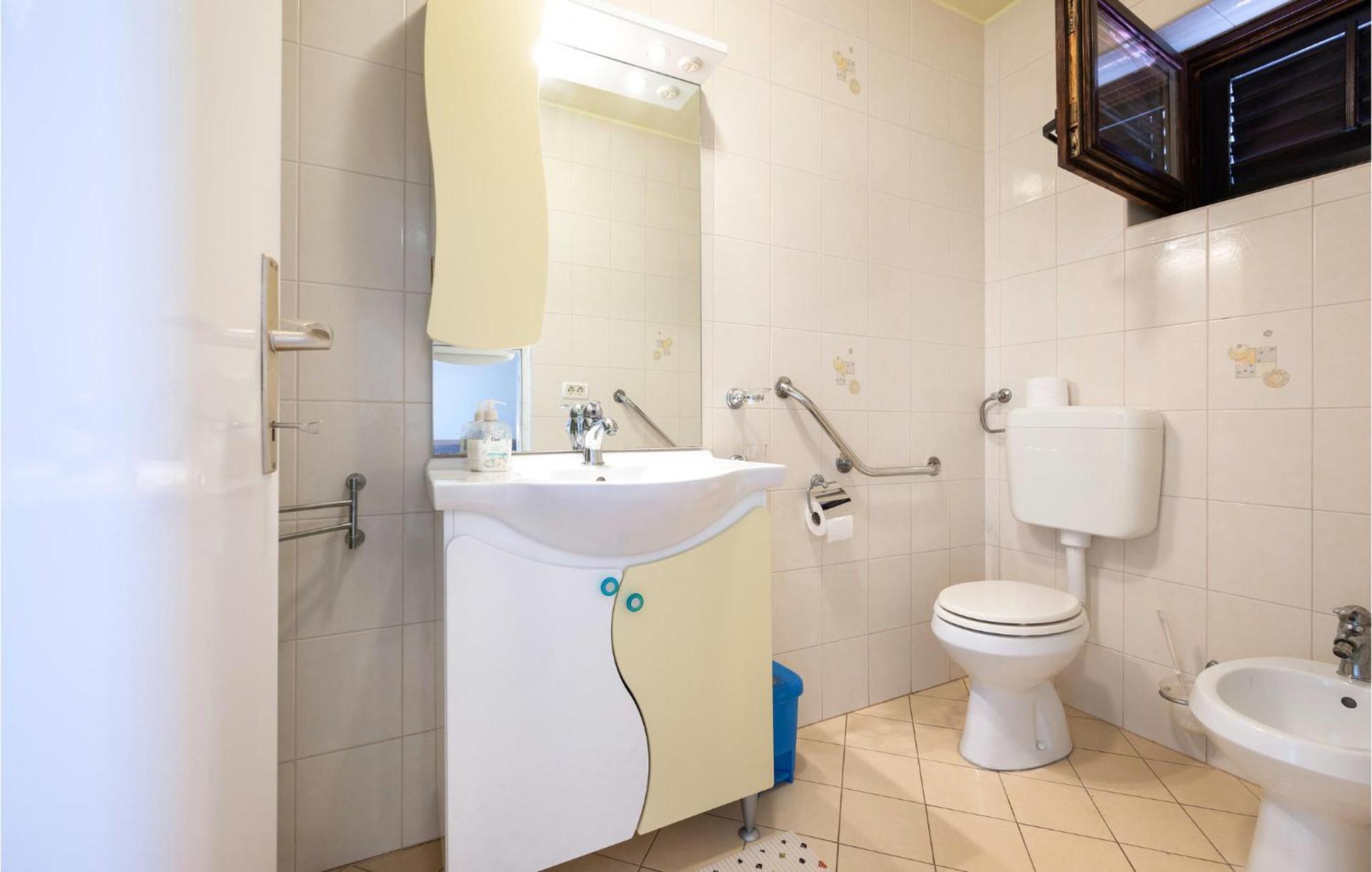 1 Bedroom Amazing Apartment In Peruski Екстер'єр фото