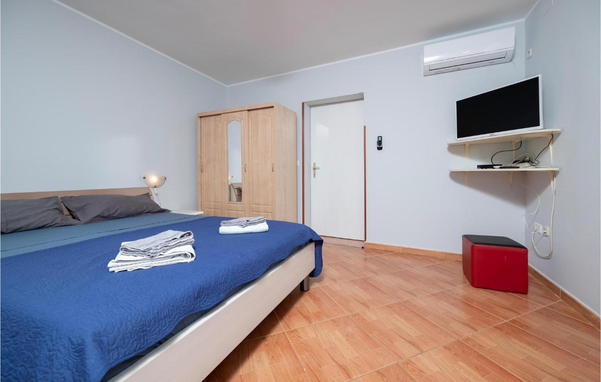 1 Bedroom Amazing Apartment In Peruski Екстер'єр фото